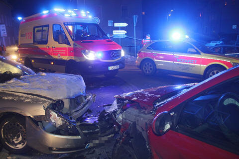 <p>
	Beim Zusammenstoß zweier Pkw ist am Freitag in Schönheide ein Senior schwer verletzt worden.</p>
