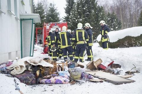 <p>
	Bei einem Brand an der Walthershöhe in Geyer sind am Samstagnachmittag acht Menschen verletzt worden.</p>
