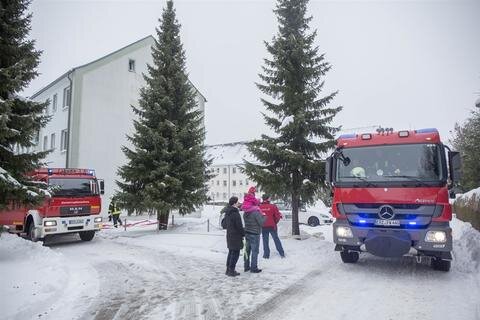<p>
	Im Einsatz waren rund 50 Kameraden der Feuerwehren aus Geyer und Ehrenfriedersdorf, ein Notarzt und der leitende Notarzt. Die Brandwohnung sowie die darüber liegende Wohnung sind derzeit nicht bewohnbar.</p>
