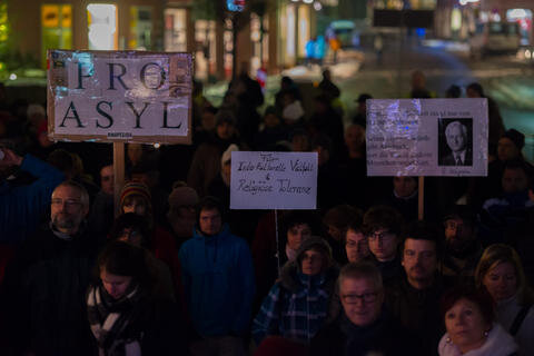 <p>
	Rund 200 Menschen beteiligten sich laut Veranstalter Tobias Wetzel auf dem&nbsp; Postplatz eingefunden an einer Kundgebung.</p>
