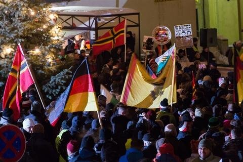 <p>
	Eine Demonstration gegen die Asylpolitik der Bundesregierung ist am Samstagabend in Stollberg friedlich zu Ende gegangen.</p>
