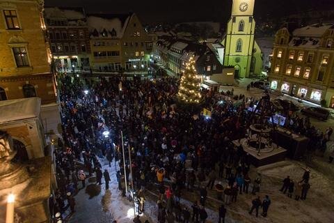 <p>
	Laut Veranstalter Jürgen Klauß fanden sich etwa 2500 Demonstranten nach einem Sternmarsch aus drei Richtungen auf dem Marktplatz ein.</p>
