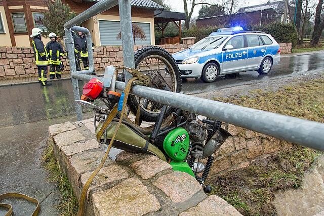 <p>
	Sein Moped blieb am Geländer hängen und musste von der Feuerwehr geborgen werden.</p>
