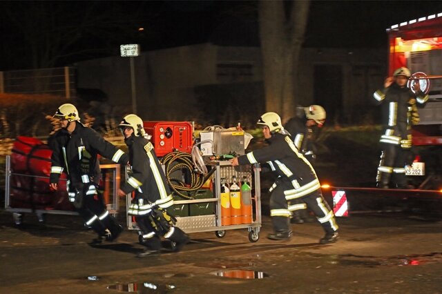 <p>
	Zu einem Großeinsatz sind in der Nacht zu Montag sechs Feuerwehren aus dem Landkreis gerufen worden, teilt die Regionalleitstelle Zwickau mit.</p>
