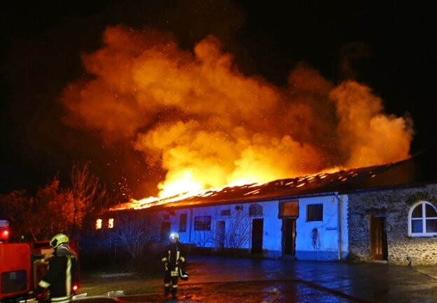 <p>
	Ein Stall ist am Freitagabend in Gersdorf an der Erlbacher Straße abgebrannt.</p>
