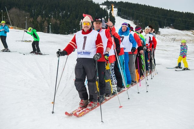 <p>
	<span class="Text">Mit von der Partie: die längsten Skier der Welt der <span class="Text">Firma Gahler aus Oberwiesenthal,</span> die eine Länge von <span class="Text">7,45 Metern aufweisen. </span></span></p>
