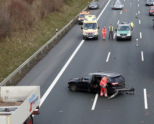 <p>
	Chemnitz. Bei einem Zusammenstoß zweier Pkw und einem Lastwagen auf der A 72 bei Chemnitz sind am Donnerstagvormittag nach ersten Informationen mehrere Personen verletzt worden.</p>
