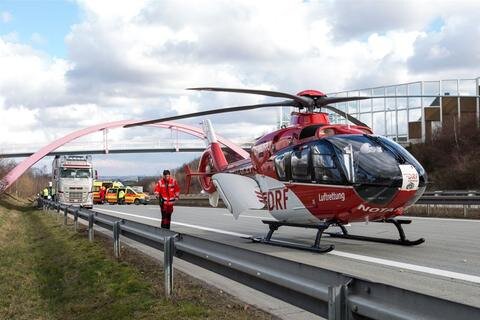 <p>
	Die Frau wurde schwer verletzt in ein Chemnitzer Krankenhaus geflogen.</p>
