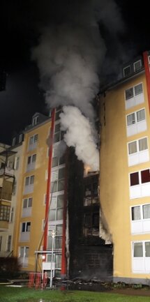 <p>
	Bei Eintreffen der Feuerwehr hatte sich das Feuer über die gesamte Fassade des Gebäudes bis ins Dachgeschoss ausgebreitet.</p>
