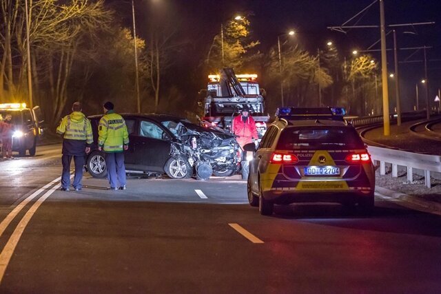 <p>
	Der Führerschein wurde sichergestellt. Bei dem Unfall entstand ein Sachschaden von etwa 27.000 Euro.</p>
