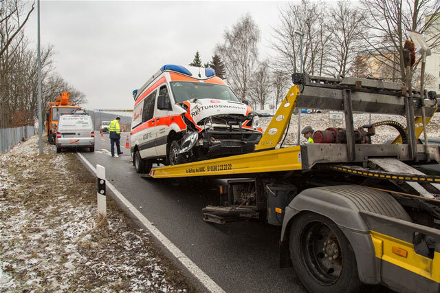 <p>
	Wegen der Schwere der Beschädigungen musste der Unfallwagen abgeschleppt werden. Laut Polizei entstand ein Schaden von 11.000 Euro.</p>

