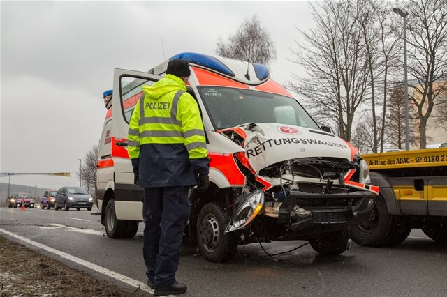 <p>
	Ein Rettungswagen ist am Mittwochnachmittag auf der B95 in Annaberg-Buchholz verunglückt.</p>
