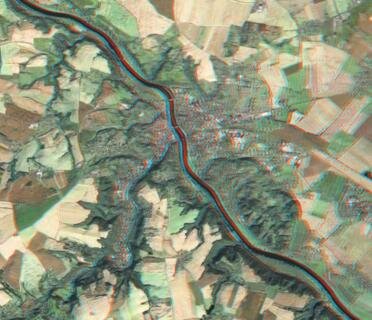 <p>
	Die Elbe bei Meißen: Tief hat der Fluss sein Bett ins umliegende Gebirge geschnitten, wenngleich die dritte Dimension dabei etwas stark proportioniert erscheint, besonders angesichts des ebenfalls canyonartigen Straßenverlaufs links der Elbe. Bei den Bildern des Deutschen Zentrums für Luft- und Raumfahrt (DLR) handelt es sich übrigens nicht um Fotos, sondern um zu Bildern gewandelte topografische Datensätze vom Radar-Satelliten. Das ist der Grund dafür, dass die Landschaft anmutet wie das grün beflockte Relief einer Modelleisenbahn. Die Albrechtsburg erinnert eher an eine Felsnadel. Sie liegt gleich links der Elbe zwischen Elbtal- und Altstadtbrücke, den beiden nördlichen Meißener Brücken.&nbsp;</p>
