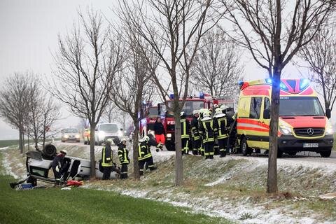 <p>
	Nach einem Unfall auf der S 290 am Abzweig Lauenhain musste die Feuerwehr am Montagnachmittag mehrere Menschen aus einem Opel retten.</p>
