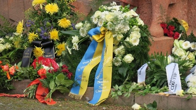 <p>
	Mit der Kranzniederlegung auf dem Städtischen Friedhof hatten die Veranstaltungen zum Chemnitzer Friedenstag begonnen.</p>
