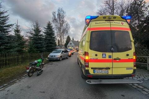 <p>
	Bei einem Unfall in Gahlenz sind am Montagnachmittag 17-Jährige schwer verletzt worden.</p>
