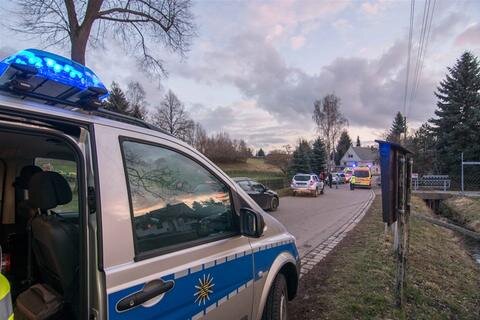 <p>
	Der Sachschaden beläuft sich laut Polizei auf rund 2000 Euro. Die Gahlenzer Straße musste für eine Stunde gesperrt werden.</p>
