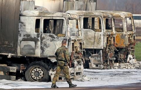 <p>
	Bei einem Brandanschlag auf Fahrzeuge der Bundeswehr sind in Leipzig fünf Fahrschul-Lastwagen und ein Anhänger vollständig zerstört worden.&nbsp;</p>
