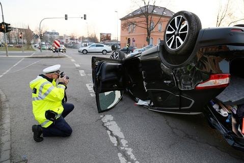 <p>
	Bei einem Verkehrsunfall an der Sachsen-Allee sind am Montagnachmittag drei Menschen verletzt worden.</p>
