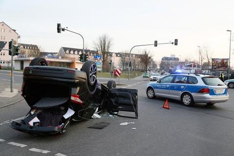 <p>
	Wie die Polizei mitteilte, war gegen 17.10 Uhr ein VW, der die August-Bebel- in Richtung Palmstraße befuhr, mit einem Nissan zusammengestoßen, der auf der Dresdner Straße unterwegs war.</p>
