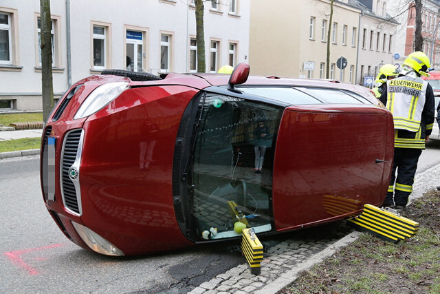 <p>
	Aus noch ungeklärter Ursache fuhr die Frau mit ihrem Wagen gegen einen parkenden Renault.</p>
