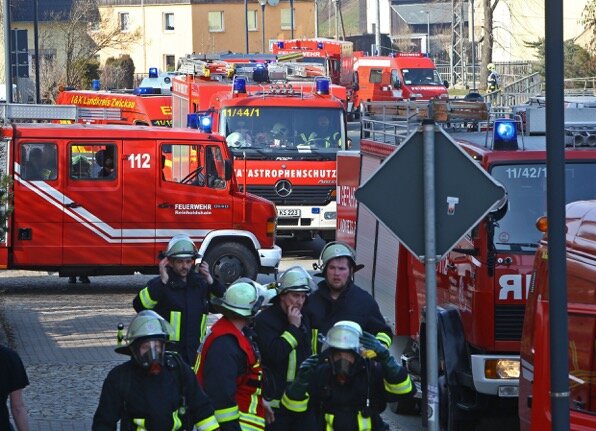 <p>
	Wegen der ausgetretenen Chemikalien wurde ABC-Alarm ausgelöst. Das heißt der gesamte Gefahrgutzug des Landkreises Zwickau rückte auf der Hauptstraße in Gersdorf mit zirka 20 Feuerwehrfahrzeugen an.</p>
<p>
	&nbsp;</p>
