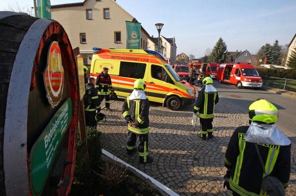 <p>
	Zwei Mitarbeiter der Brauerei, die sich in unmittelbarer Nähe aufhielten, mussten leicht verletzt ins Krankenhaus gebracht werden.</p>
