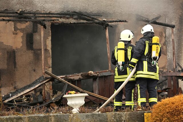 <p>
	Bei einem Feuer in Niederschöna sind am Dienstag zwei Menschen verletzt worden.</p>
