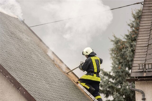 <p>
	Die Feuerwehr musste das Dach öffnen, um an die Brandnester zu gelangen.</p>
