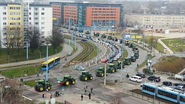 <p>
	Knatternde Traktoren in der Stadt: Lautstark haben Sachsens Landwirte gegen Niedrigpreise bei Milch, Eiern und Fleisch protestiert.</p>
