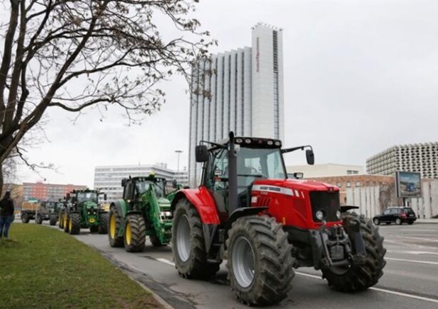 <p>
	Mehr als 200 Traktoren seien unterwegs gewesen, sagte Manfred Uhlemann, Hauptgeschäftsführer des Landesbauernverbandes, am Mittwoch.</p>

