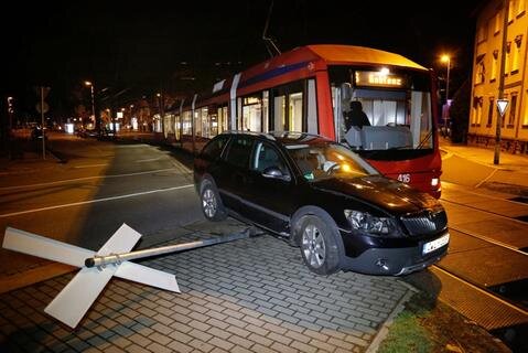 <p>
	Weil eine 51-jährige Skoda-Fahrerin am Dienstagabend vermutlich nicht auf eine Straßenbahn achtete, ist es an der Geibelstraße/Adelsbergstraße zu einer Kollision gekommen.</p>
