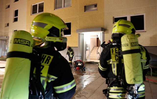 <p>
	Eine Kerze hat nach ersten Erkenntnissen der Ermittler den Brand in einer Wohnung ausgelöst, wie die Polizei mitteilte.</p>
