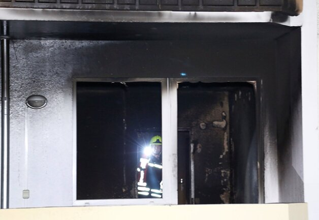 <p>
	Bei einem&nbsp;Feuer in einem Mehrfamilienhauses an der Tschaikowskistraße in Chemnitz sind in der Nacht zum Donnerstag zwei Menschen verletzt worden.</p>

