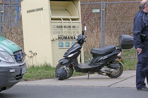 <p>
	Ein Mopedfahrer ist am Donnerstagvormittag in Zwickau auf der Leipziger Straße in Höhe des Hellweg-Baumarktes ums Leben gekommen.</p>

