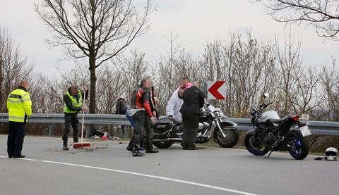 <p>
	Den Angaben nach fuhr eine Motorradgruppe gegen 15 Uhr auf der S235 vom Gewerbegebiet Zschopau aus kommend die Auffahrt zur B174 in Richtung Marienberg entlang. In einer engen Rechtskurve stürzte der 48-Jährige und die Harley Davidson rutschte in die Leitplanke.</p>
