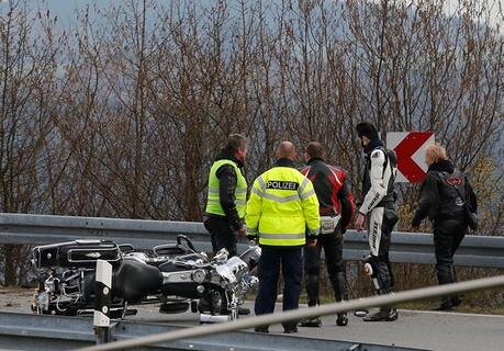 <p>
	Der Motorradfahrer, der am Samstagnachmittag an der B174-Auffahrt bei Gornau verunglückt war, ist im Krankenhaus gestorben.</p>
