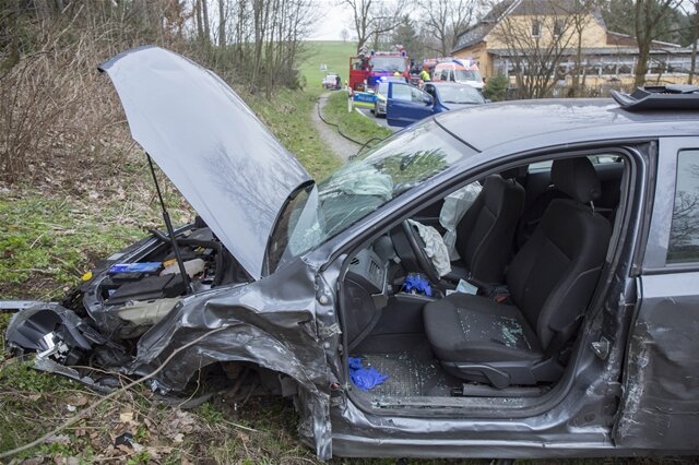 <p>
	Der Opel schlitterte weiter und stieß mit einem entgegenkommenden Skoda zusammen.</p>
