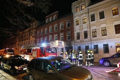 <p>
	Die Chemnitzer Berufsfeuerwehr und umliegende freiwillige Feuerwehren konnten den Brand löschen. Die Polizei geht von Brandstiftung aus.</p>
