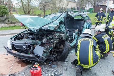 <p>
	Die Freiwillige Feuerwehr Grünstädtel war im Einsatz, um zunächst den eingeklemmten 60-jährigen Peugeot-Fahrer aus seinem Fahrzeug zu befreien und dann die Straße von ausgelaufenen Betriebsstoffen zu säubern.</p>

