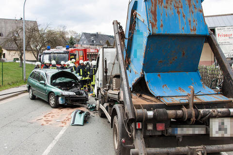 <p>
	Dort kollidierte er mit einem Lkw.</p>
