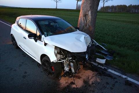 <p>
	Der Wagen prallte gegen einen Baum. Dabei wurde das Fahrzeug vor allem im Frontbereich massiv beschädigt.</p>
