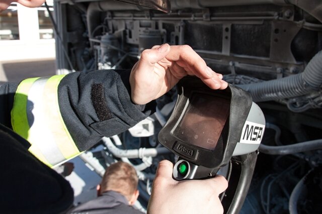 <p>
	Die Einsatzkräfte kontrollierten mit einer Wärmebildkamera noch einmal den Motorraum des Busses.</p>
