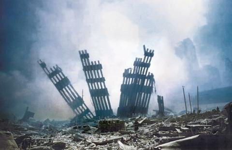 <p>
	<strong>2001: </strong>11. September – Terroristen von Al Kaida steuern zwei Passagierflugzeuge in die Zwillingstürme des World Trade Centers in New York und eine auf das Pentagon in Washington. Eine vierte gekaperte Maschine stürzt in Pennsylvania ab. Bei den Anschlägen sterben mehr als 3000 Menschen.</p>

