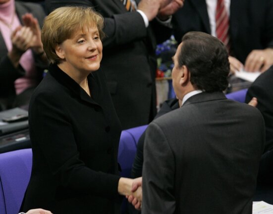 <p>
	<strong>2005:</strong> Erste Kanzlerin – Mit der ostdeutschen Angela Merkel (CDU) wird erstmals eine Frau Bundeskanzlerin. Sie löst nach der Bundestagswahl Gerhard Schröder (SPD) ab. Mit unterschiedlichen Regierungskoalitionen ist Angela Merkel bis heute die Regierungschefin – mit nach wie vor hohen Umfragewerten.</p>
