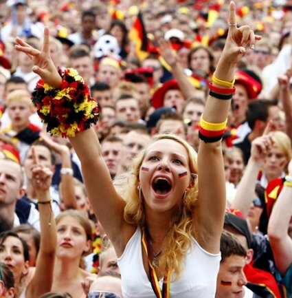 <p>
	<strong>2006:</strong> Sommermärchen – Die Fußball-Weltmeisterschaft in Deutschland wird zu einem wahren „Sommermärchen“. Die Begeisterung der Menschen kennt keine Grenzen. Weltmeister wird zwar Italien, das deutsche Ausscheiden im Halbfinale tut der tollen Stimmung keinen Abbruch.</p>
