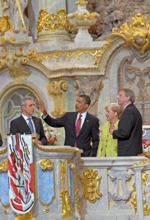 <p>
	<strong>2009:</strong> Obama in Dresden&nbsp; – US-Präsident Barack Obama kommt zu einer Stippvisite nach Sachsen. In Dresden spricht er mit Kanzlerin Angela Merkel und besichtigt unter anderem die Frauenkirche. Den kurzen Besuch sichern 6000 Polizisten ab. Kosten für den Freistaat: 13 Millionen Euro.</p>
