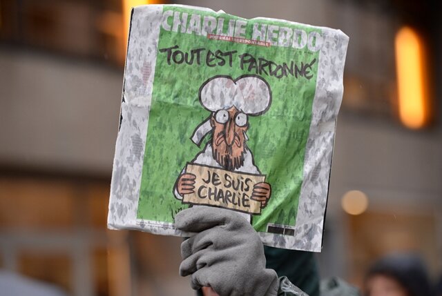 <p>
	<strong>2015:</strong> Terror in Europa – Schwer bewaffnete Attentäter dringen am 7. Januar in die Redaktion des Satiremagazins „Charlie Hebdo“ in Paris ein und richten ein Massaker an. Zwölf Menschen sterben. Bei einer Anschlagsserie am 13. November kommen in Paris 130 Menschen um, über 350 werden verletzt.</p>

