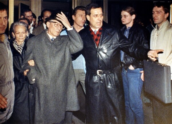 <p>
	<strong>1992:</strong> Honecker-Prozess – Gegen Erich Honecker wird am 12. November vor dem Landgericht Berlin der Prozess wegen Totschlags in 68 Fällen eröffnet. Anfang 1993 beschließt das Landesverfassungsgericht jedoch die Einstellung des Verfahrens gegen den todkranken früheren Staatschef der DDR.</p>
