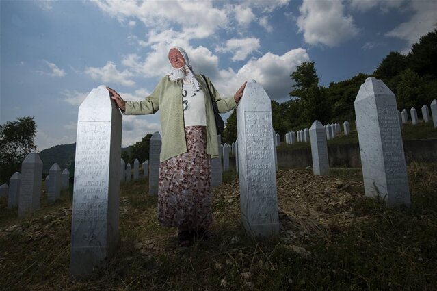 <p>
	<strong>1995: </strong>Srebrenica – Im Bosnienkrieg werden 8000 muslimische Jungen und Männer in Srebrenica von Serben ermordet – es ist das größte Massaker in Europa seit 1945. Hauptverantwortlich für den Genozid: der damalige bosnische Serbenführer Radovan Karadzic und Militärchef Ratko Mladic.</p>
